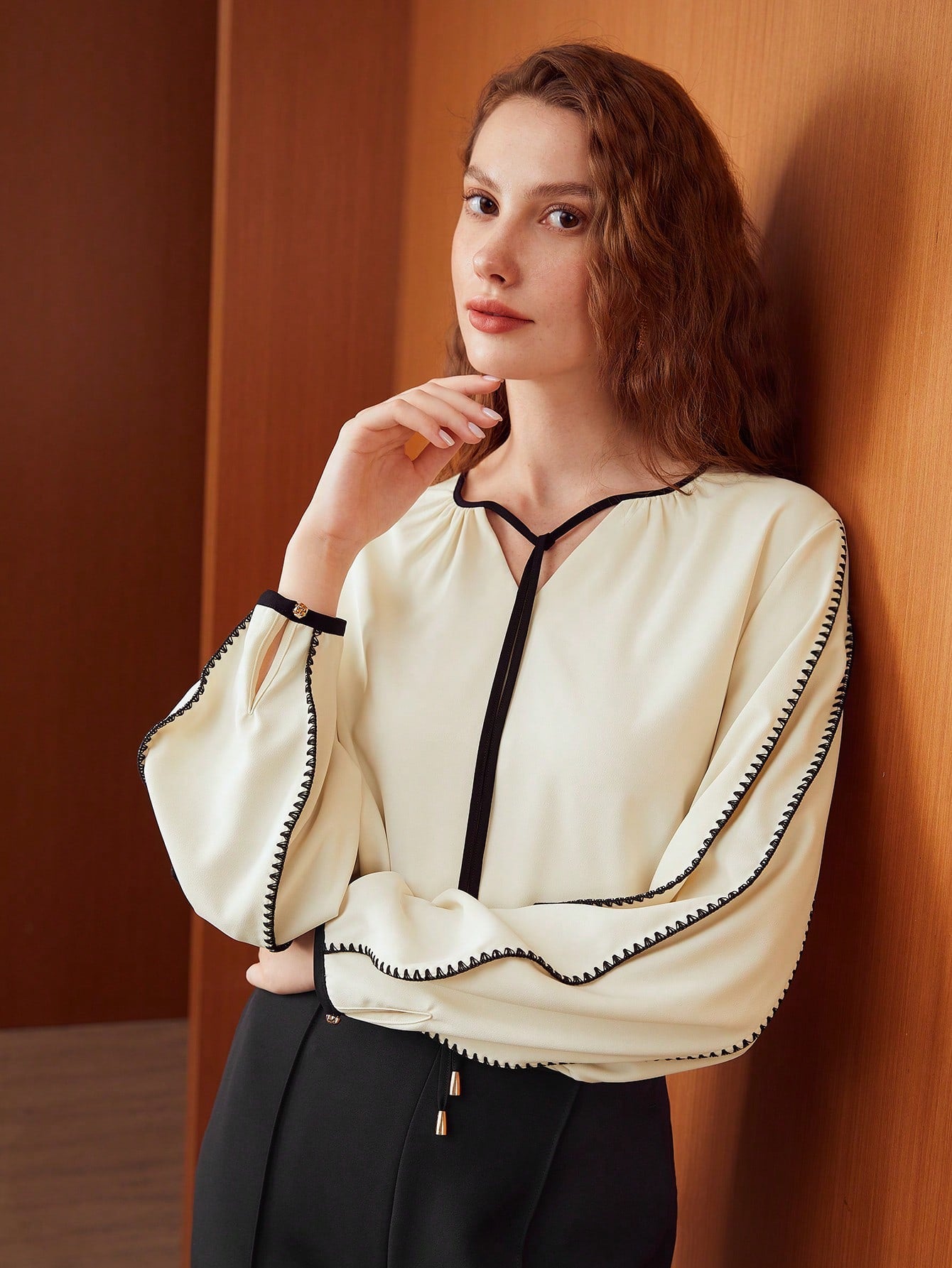 CONTRAST PIPING TIE-NECK BLOUSE