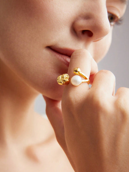 TEXTURED GOLDTONE PEARL RING