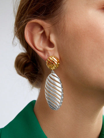 TWO-TONE ELECTROPLATED EXAGGERATED HOLLOW STRIPE EARRINGS